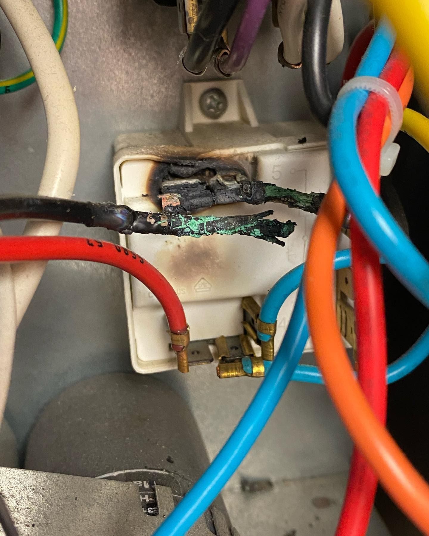 A bunch of wires are connected to a white box
