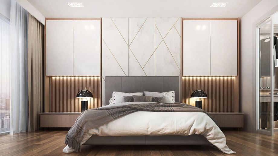 Camera da letto moderna con un grande letto, pannelli a specchio alle pareti, dettagli in legno e delicate tonalità neutre.