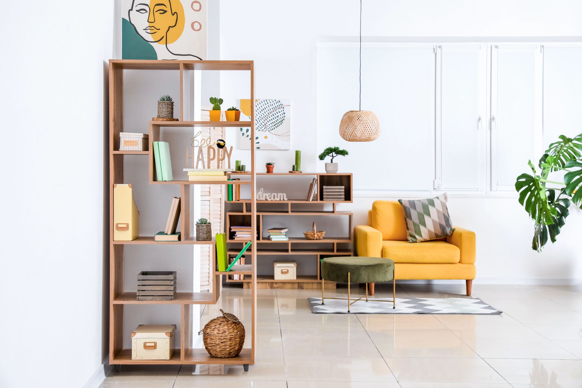 Soggiorno moderno con divano color senape, scaffali in legno, piante e caldi dettagli decorativi.