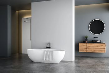 Bagno moderno con vasca freestanding bianca, rubinetteria nera e mobile lavabo in legno con specchio rotondo.