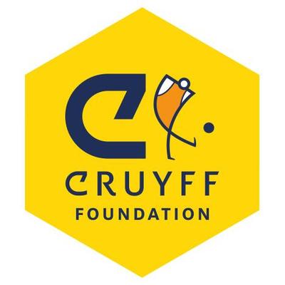 Logo van de Cruyff Foundation: Gele zeshoek met een donkerblauwe 