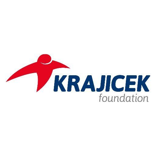 Logo van de Krajicek Foundation: een abstracte rode figuur die omhoog reikt, naast blauwe tekst.