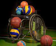 Rolstoel met daarop een stapel sportballen.