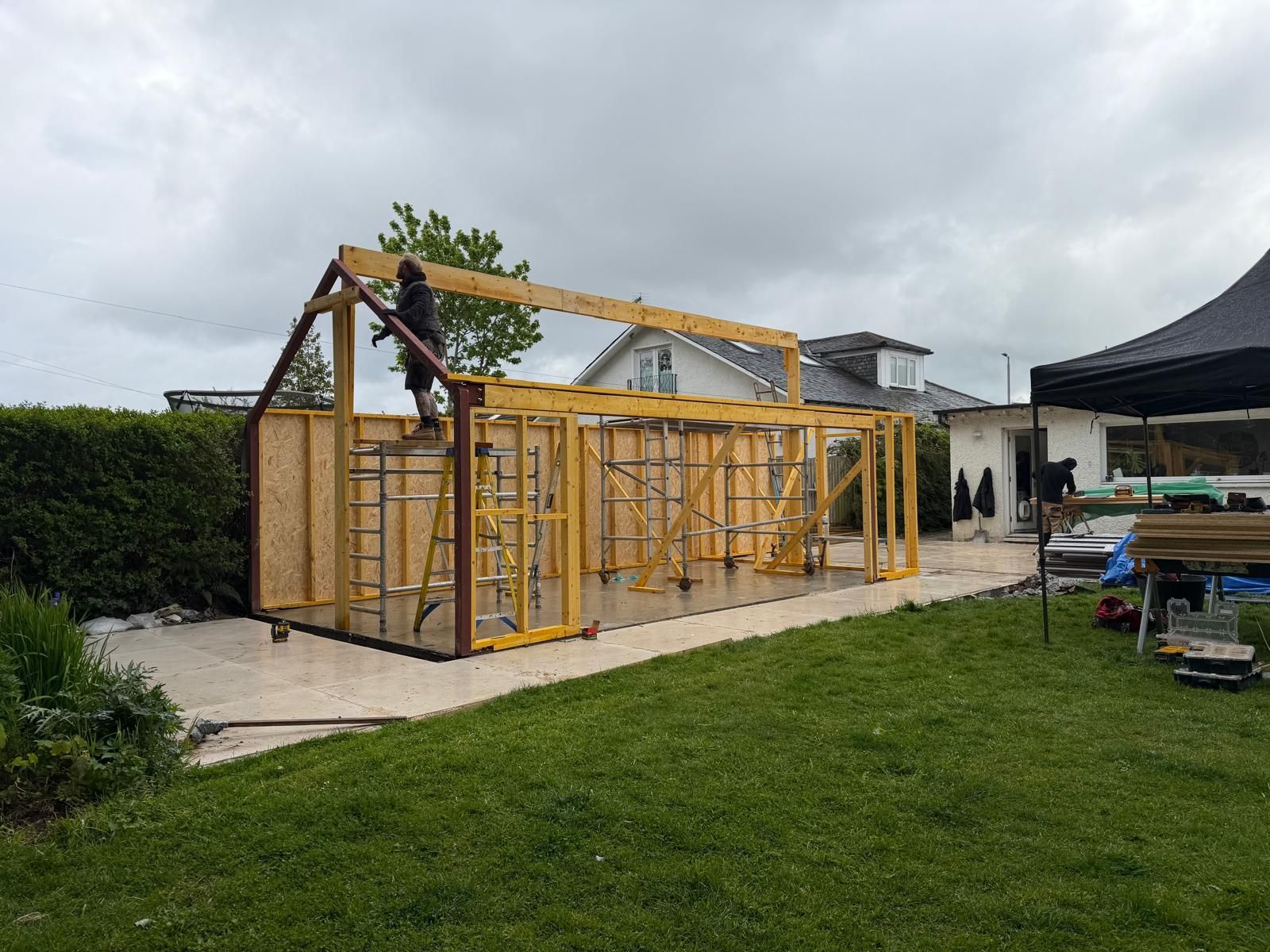 Oakspan Timber And Steel Garden Room Frame Scotland Oakspan garden room timber frame with additional structural steel support during construction