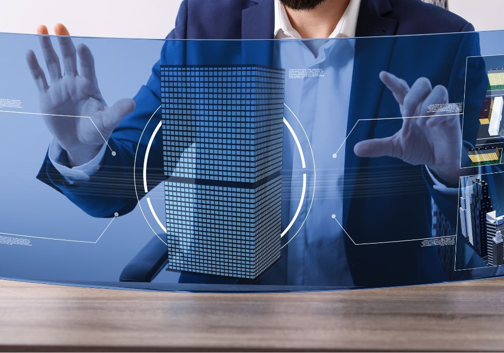 Une personne en combinaison utilise une interface holographique futuriste pour interagir avec une maquette numérique 3D d'un bâtiment.