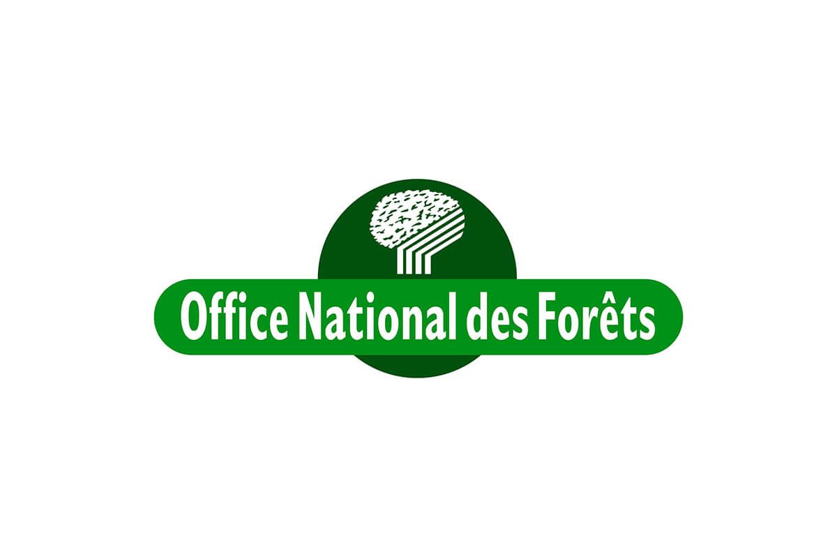 Logo de l'Office National des Forêts : une icône stylisée d'arbre vert sur un texte blanc, le tout sur un fond ovale vert.
