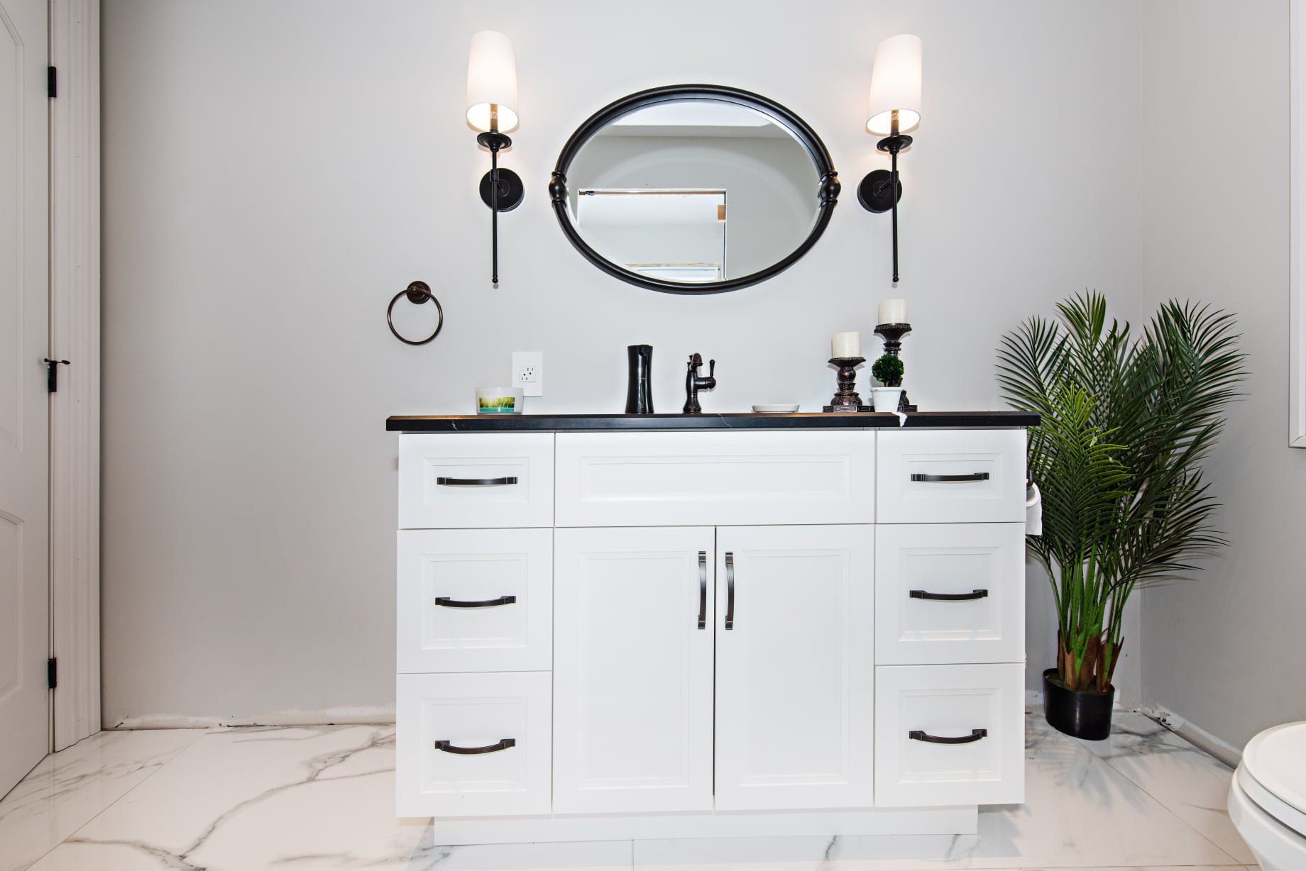 Une salle de bain avec lavabo, miroir et WC.