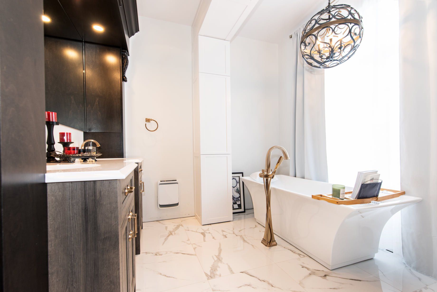 Une salle de bain avec baignoire, lavabo et fenêtre.