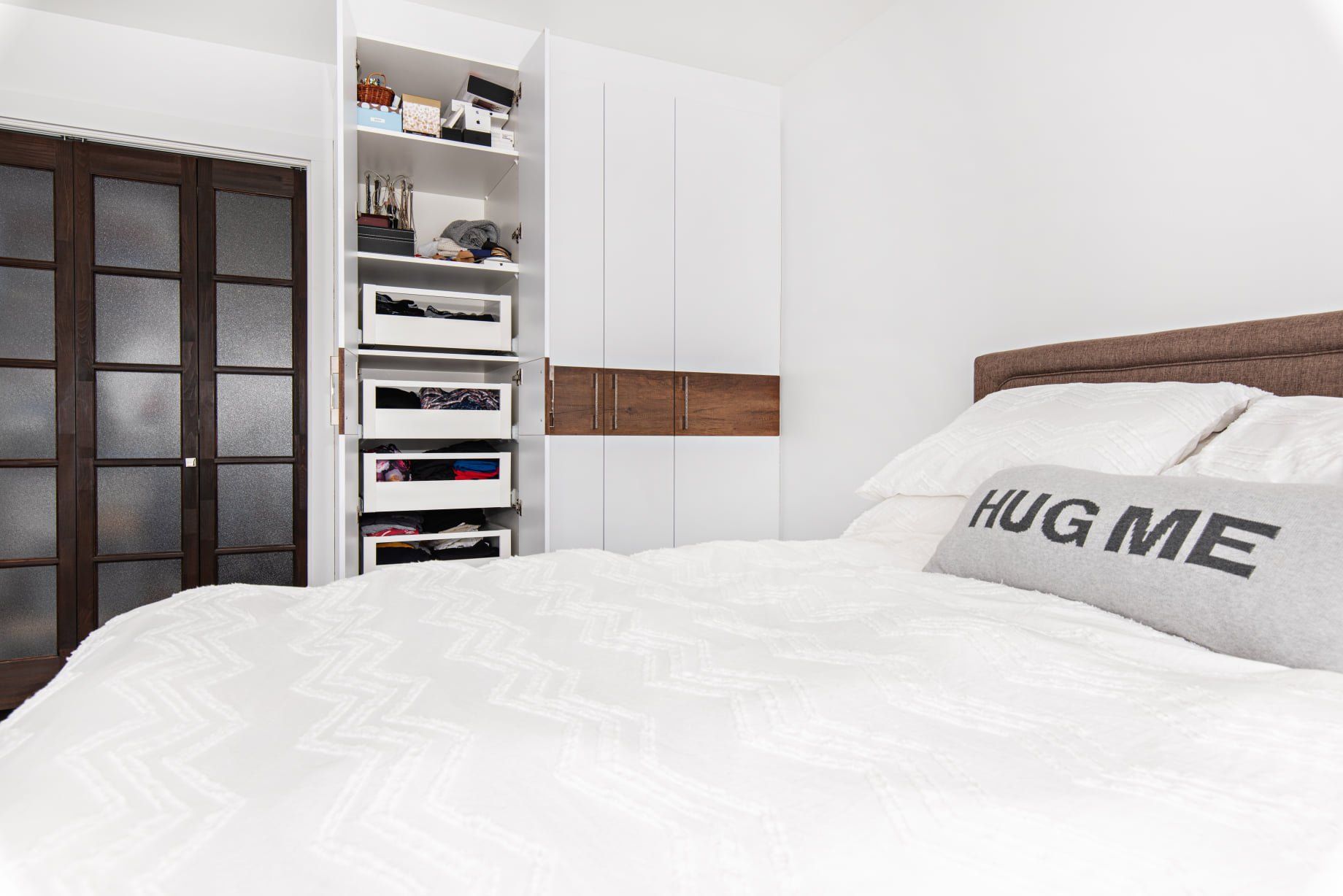 Une chambre avec un lit et un oreiller sur lequel est écrit