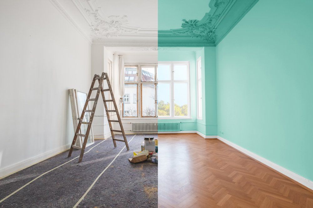 Une photo avant et après d'une pièce après une pose de plancher