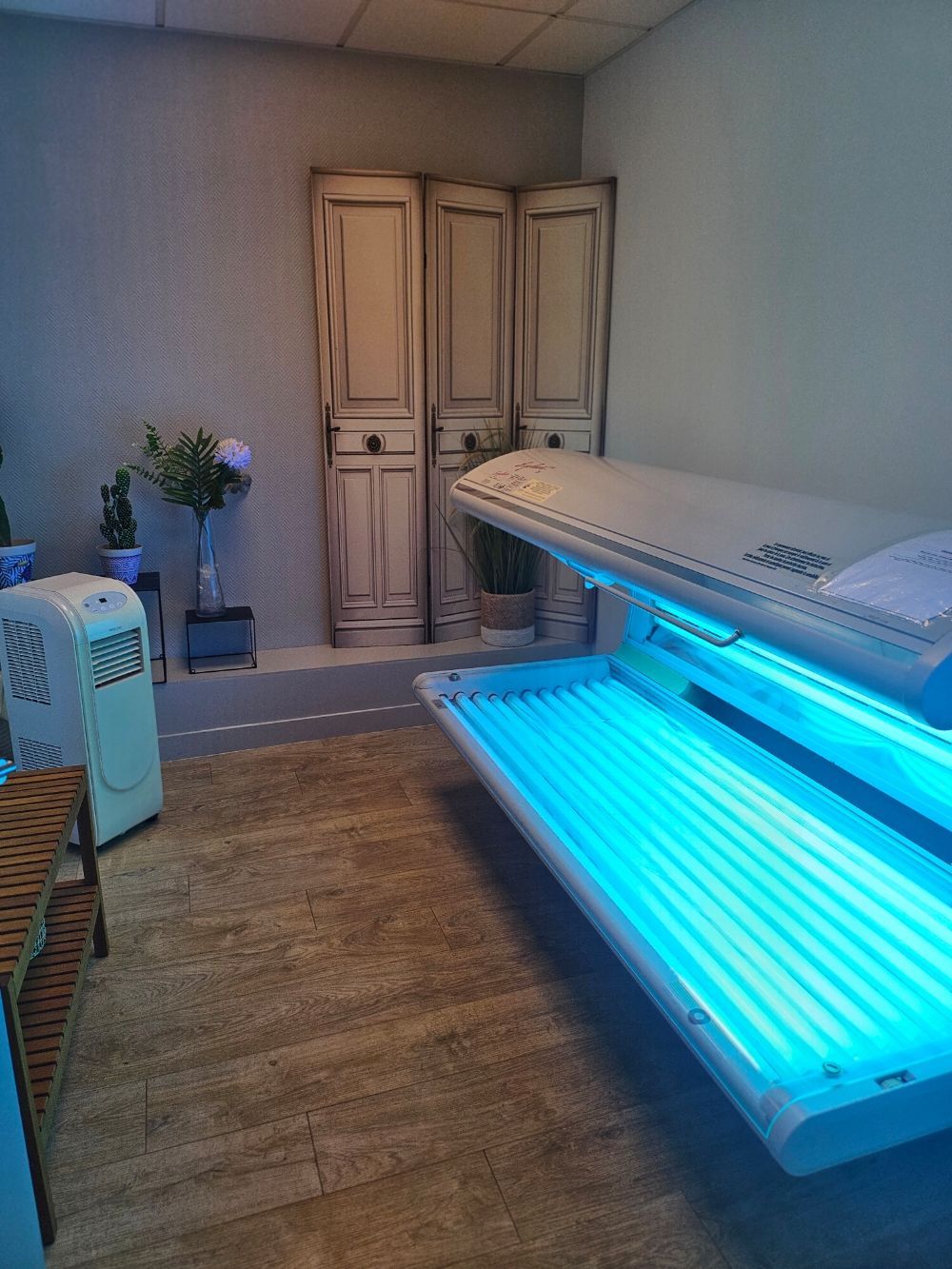 Il y a un lit de bronzage au milieu de la pièce.