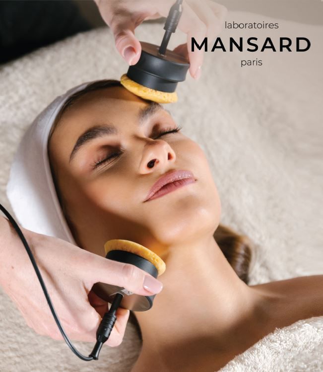 Une femme reçoit un soin du visage chez mansard paris