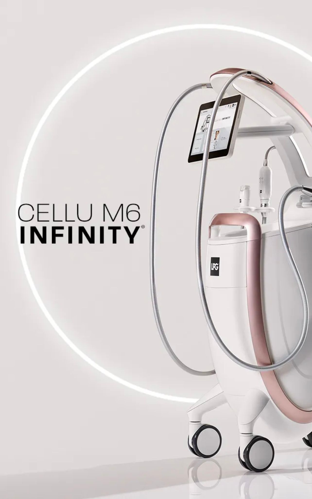 Un téléphone portable est connecté à une machine qui dit cellulite infinity