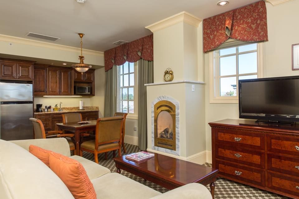 Hotel room with a double bed, a window, and two bedside tables. Red and green accents throughout the room.