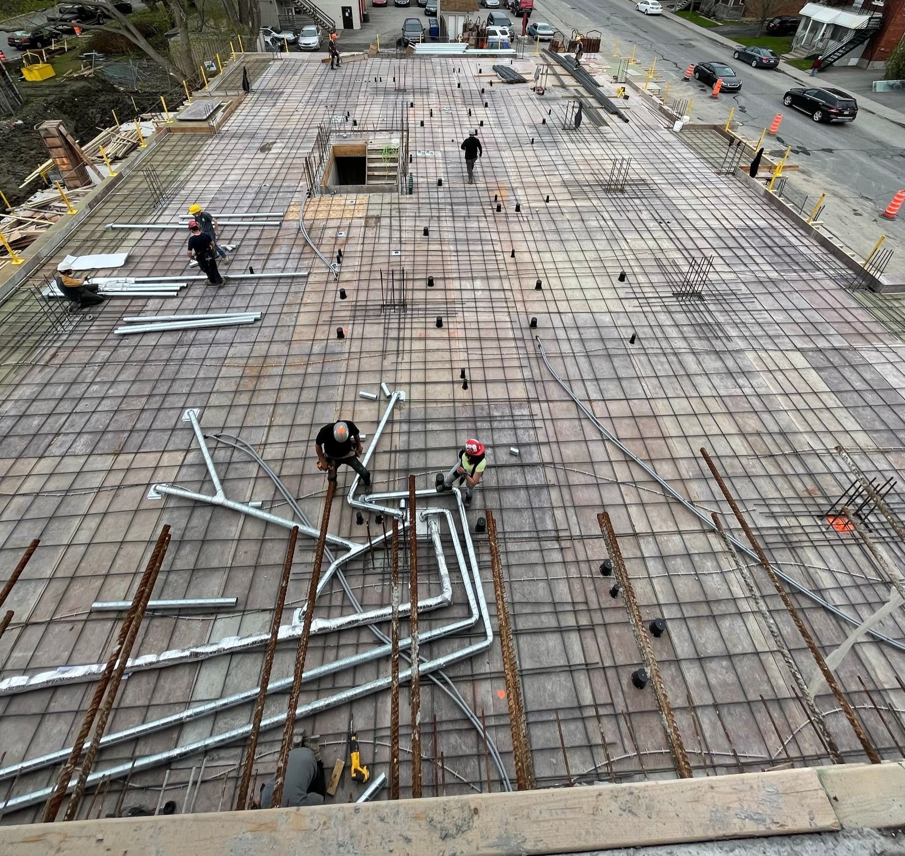 Un chantier avec beaucoup de tuyaux et de fils dessus.