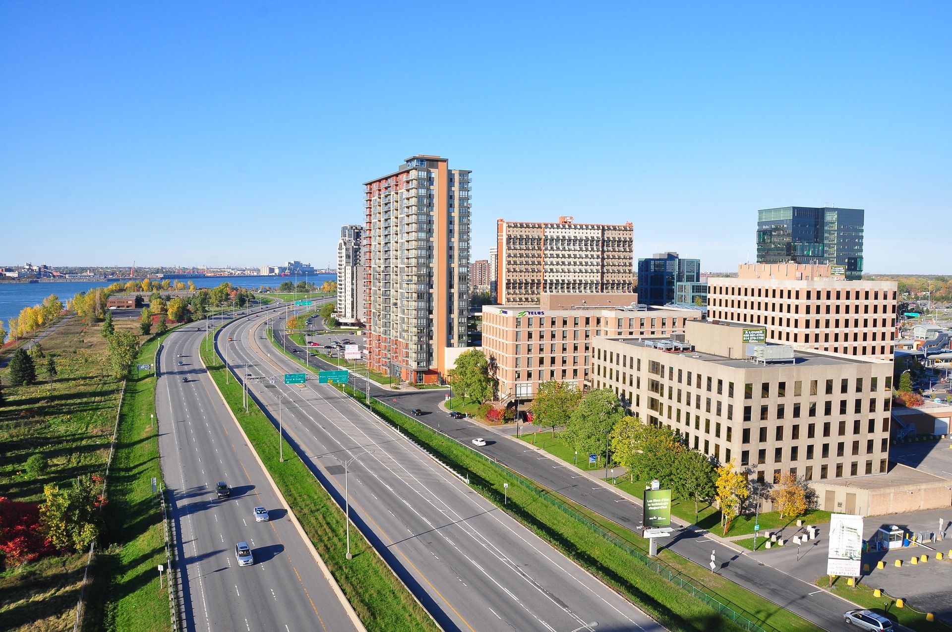 Une vue aérienne d'une autoroute de Longueuil traversant la ville.