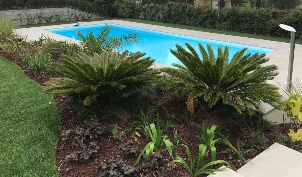 Piscine da esterno a Brescia e dintorni in struttura ricettiva in mezzo alla vegetazione