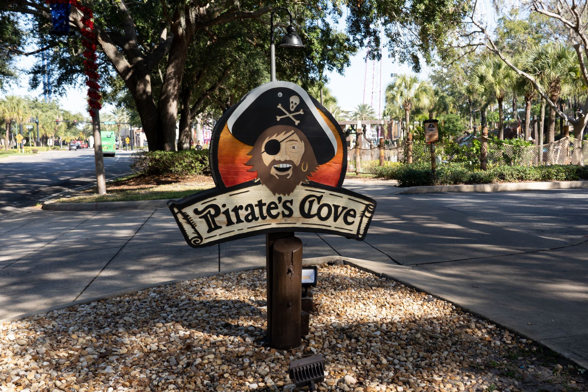 A sign that says pirate 's cove on it
