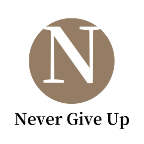 棕褐色圓圈，上方有白色字母“N”，文字為“永不放棄”。