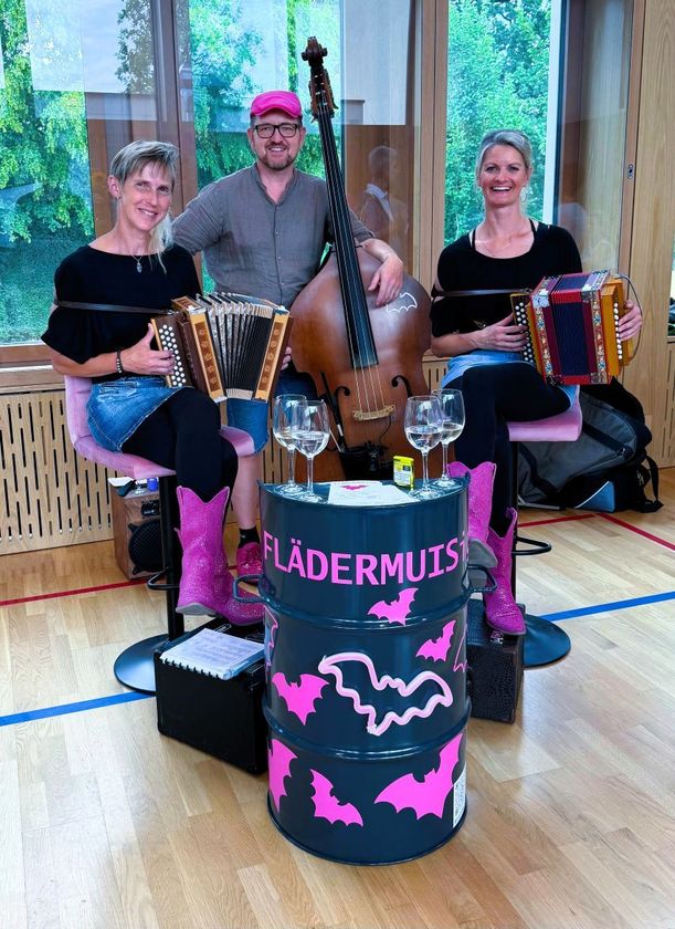 Das Bild zeigt die Mitglieder der Flädermuisig mit ihren Instrumenten.
