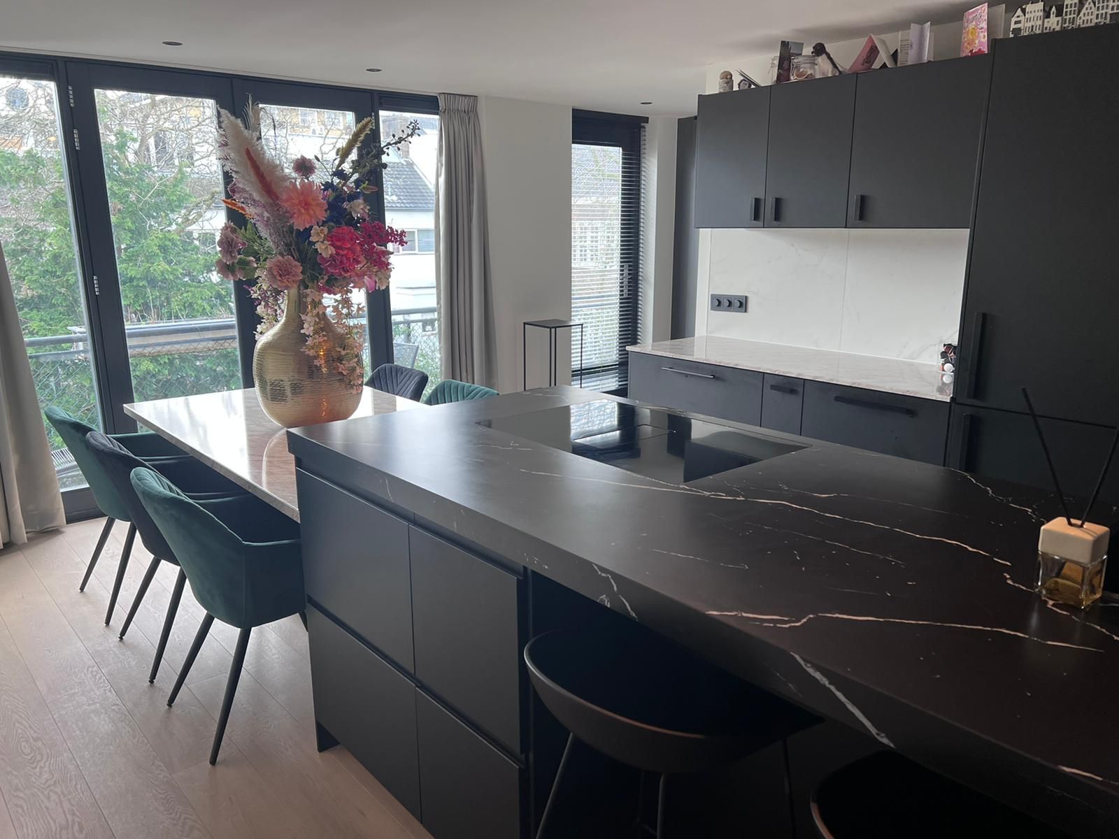 Keuken na wrappen - zwart