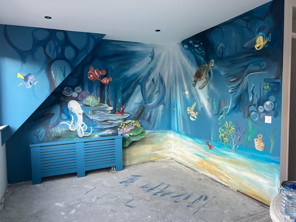 muurschildering onderwater thema met schildpad dolfijnen octopus en vissen finding nemo stijl