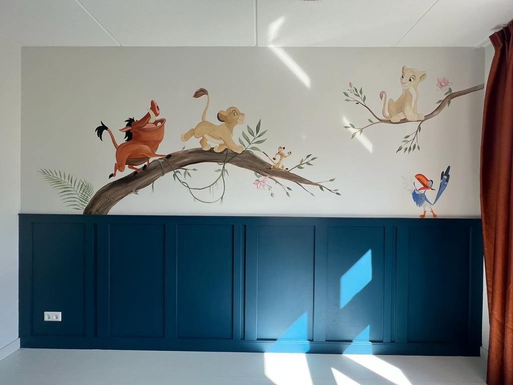 muurschildering simba op boomtak