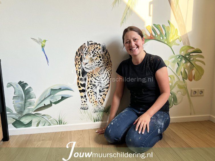 muurschildering voor kinderkamer jungle Luipaard, palmboom, kolibrie toekan, aapje groene bladeren. Kinderkamer babykamer