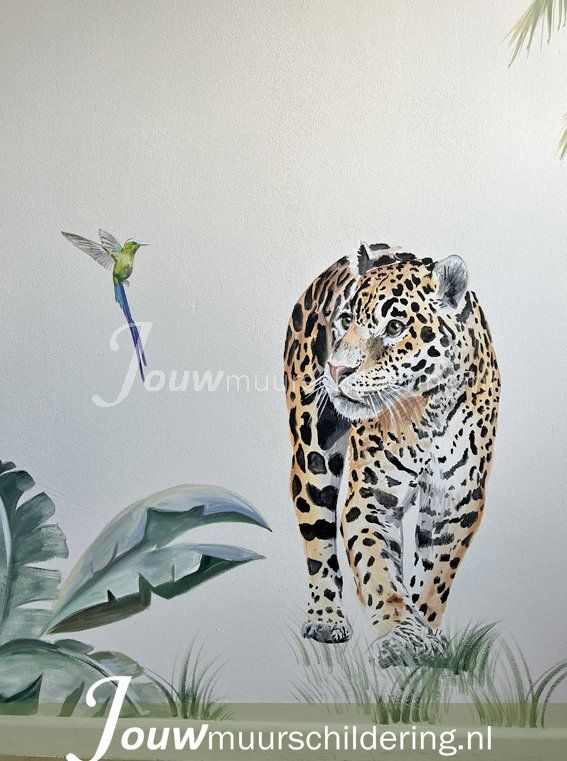 muurschildering voor kinderkamer jungle Luipaard, palmboom, kolibrie toekan, aapje groene bladeren. Kinderkamer babykamer