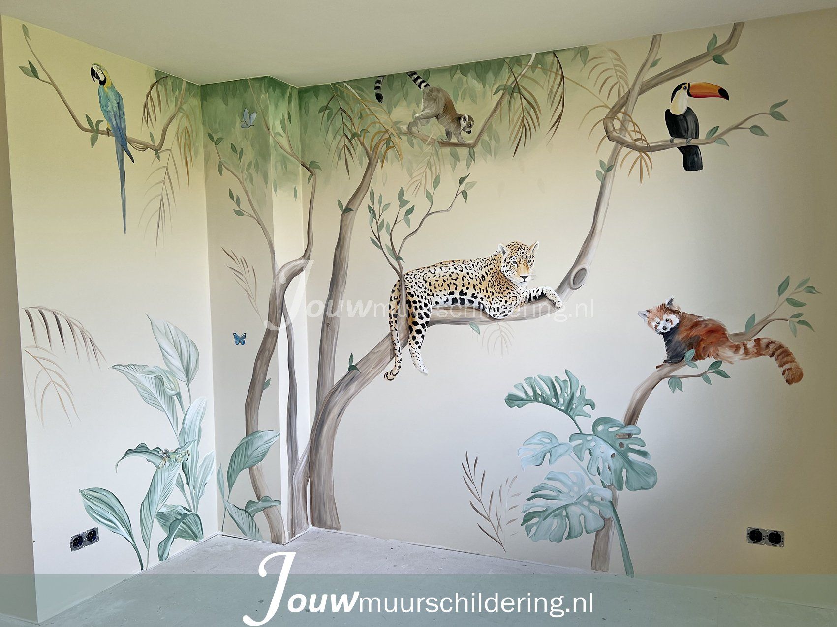 muurschildering voor  kinderkamer jungle Luipaard op een boom toekan rode panda papagai groene bladeren babykamer