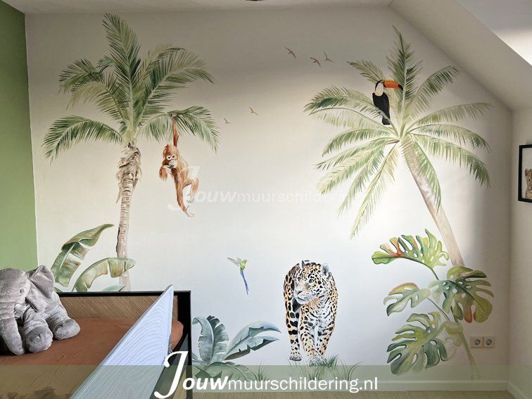 muurschildering voor kinderkamer jungle Luipaard, palmboom, kolibrie toekan, aapje groene bladeren. Kinderkamer babykamer