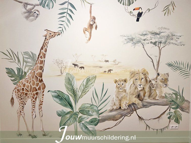 muurschildering voor  kinderkamer jungle giraffe eet van bladderen aapje familie leuw op een boom toekan groene bladeren babykamer