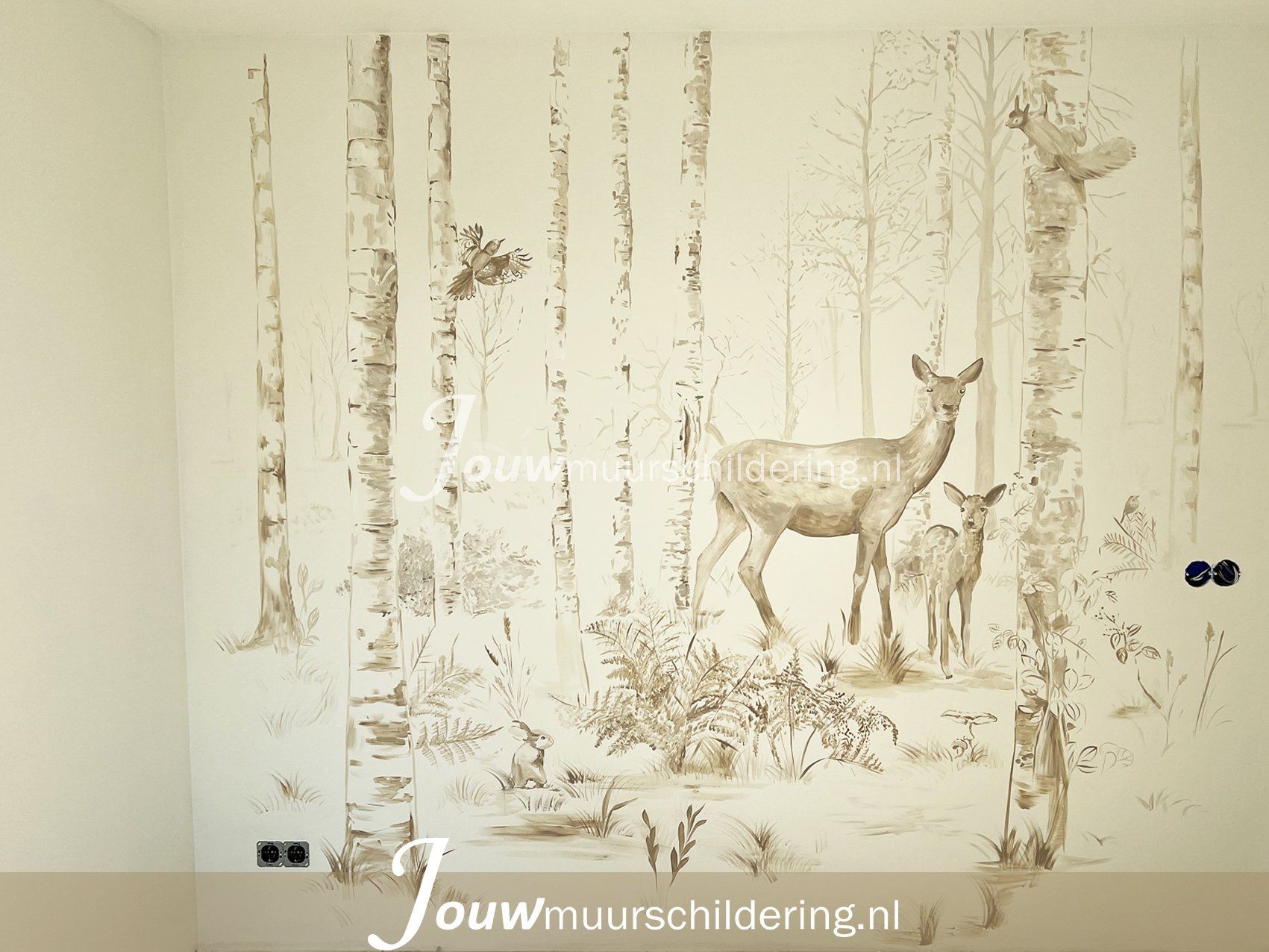 muurschildering van bos. Bos dieren in zachte kleuren bruine tinten babykamer. hertje eekhorn vogels konijn haas.