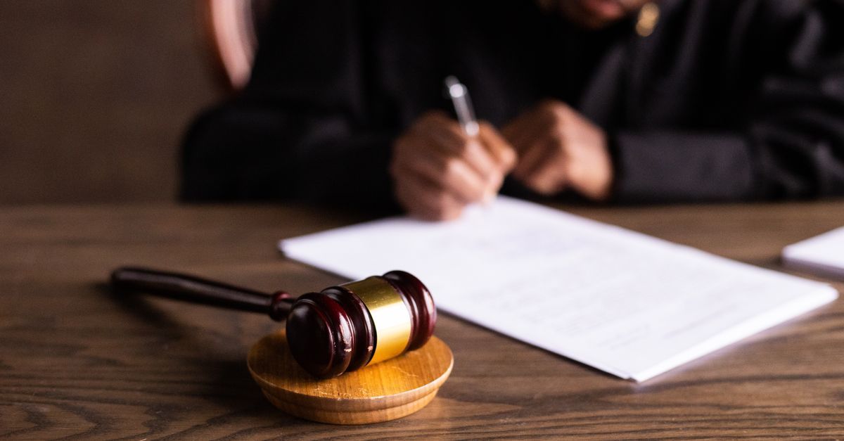 Gerechtsdeurwaarder bekijkt een vonnis voor de uitvoering