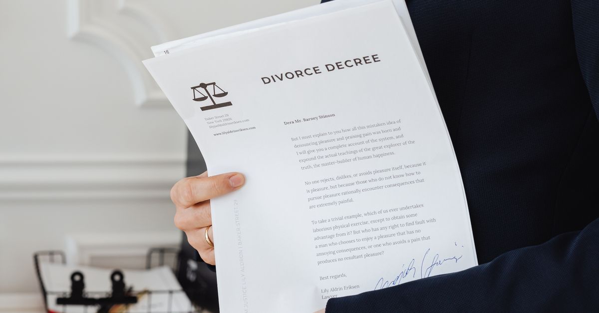 Jurist bekijkt stukken voor een gerechtelijke incassoprocedure