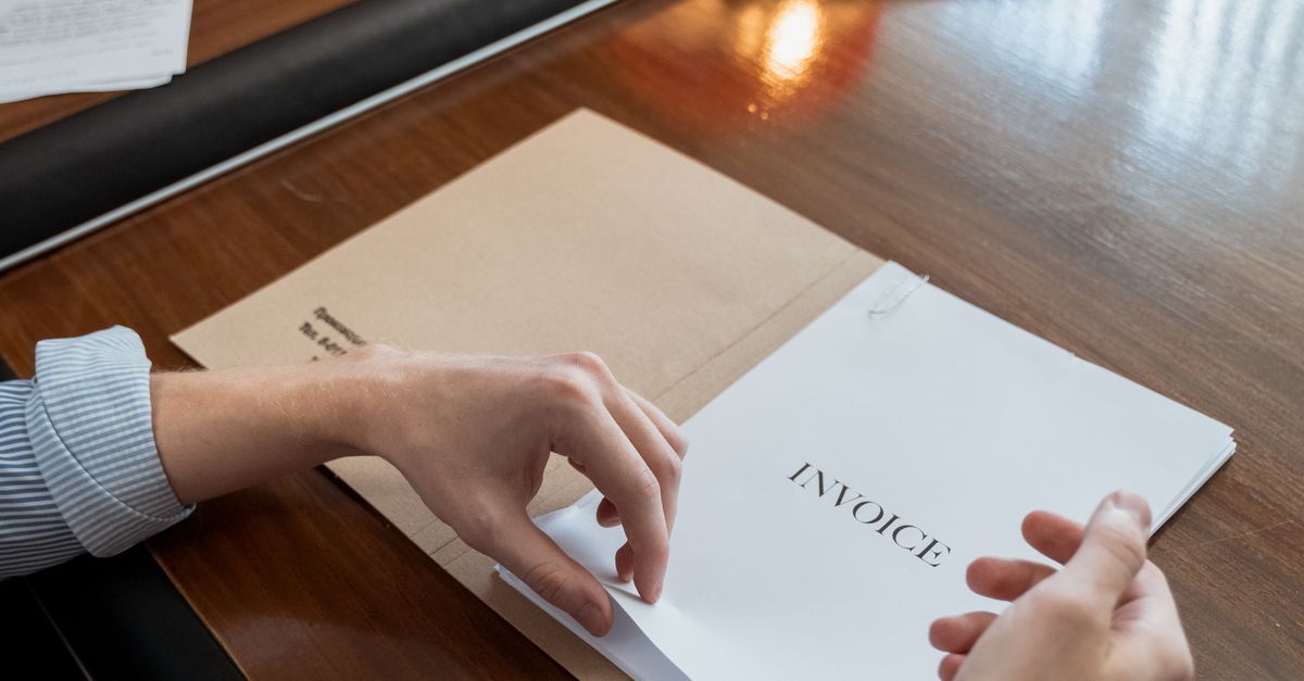 Ondernemer bekijkt openstaande facturen voor een incassotraject