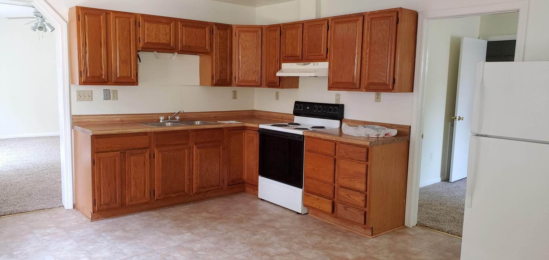11th Bay St Apartment kitchen