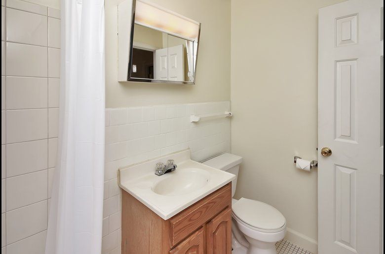 East Bay unfurnished bath room