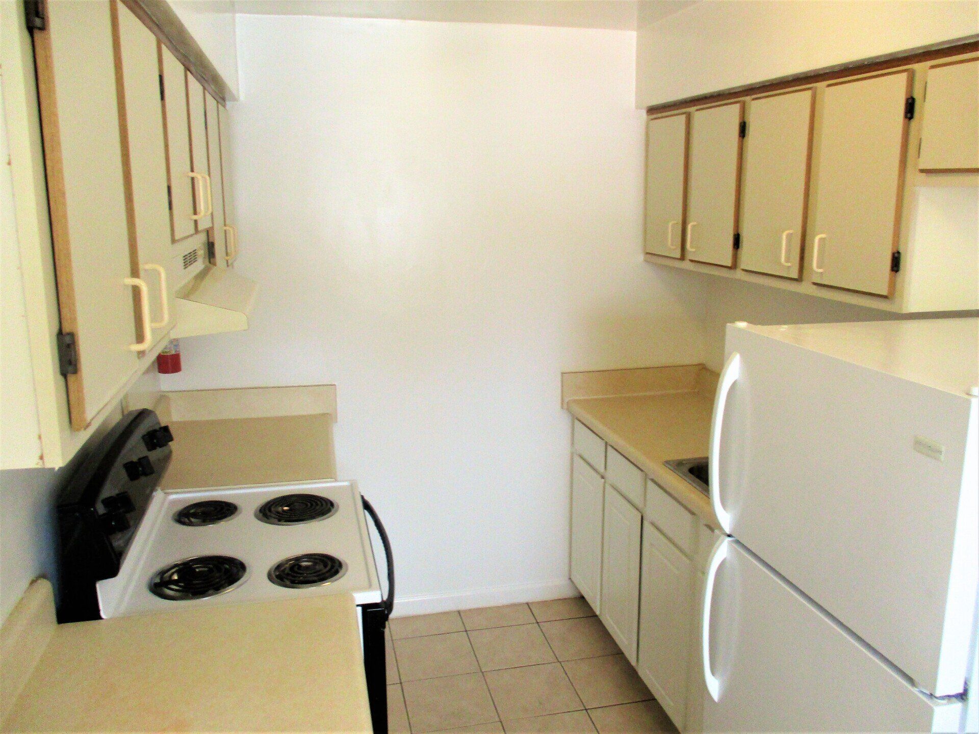 Fisherman's Landing kitchen stove and fridge