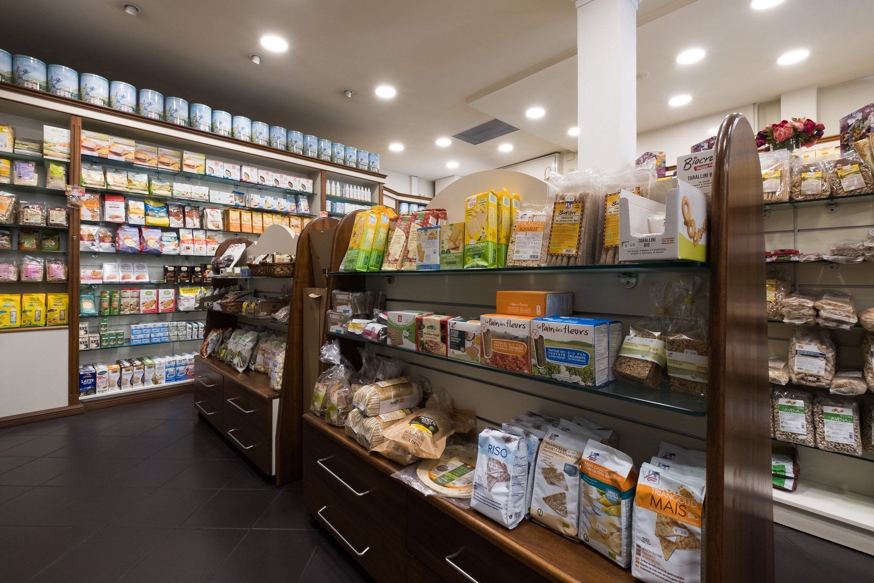 Interno di un negozio di alimenti naturali con scaffali pieni di prodotti. Gli scaffali sono pieni di prodotti alimentari e prodotti confezionati.