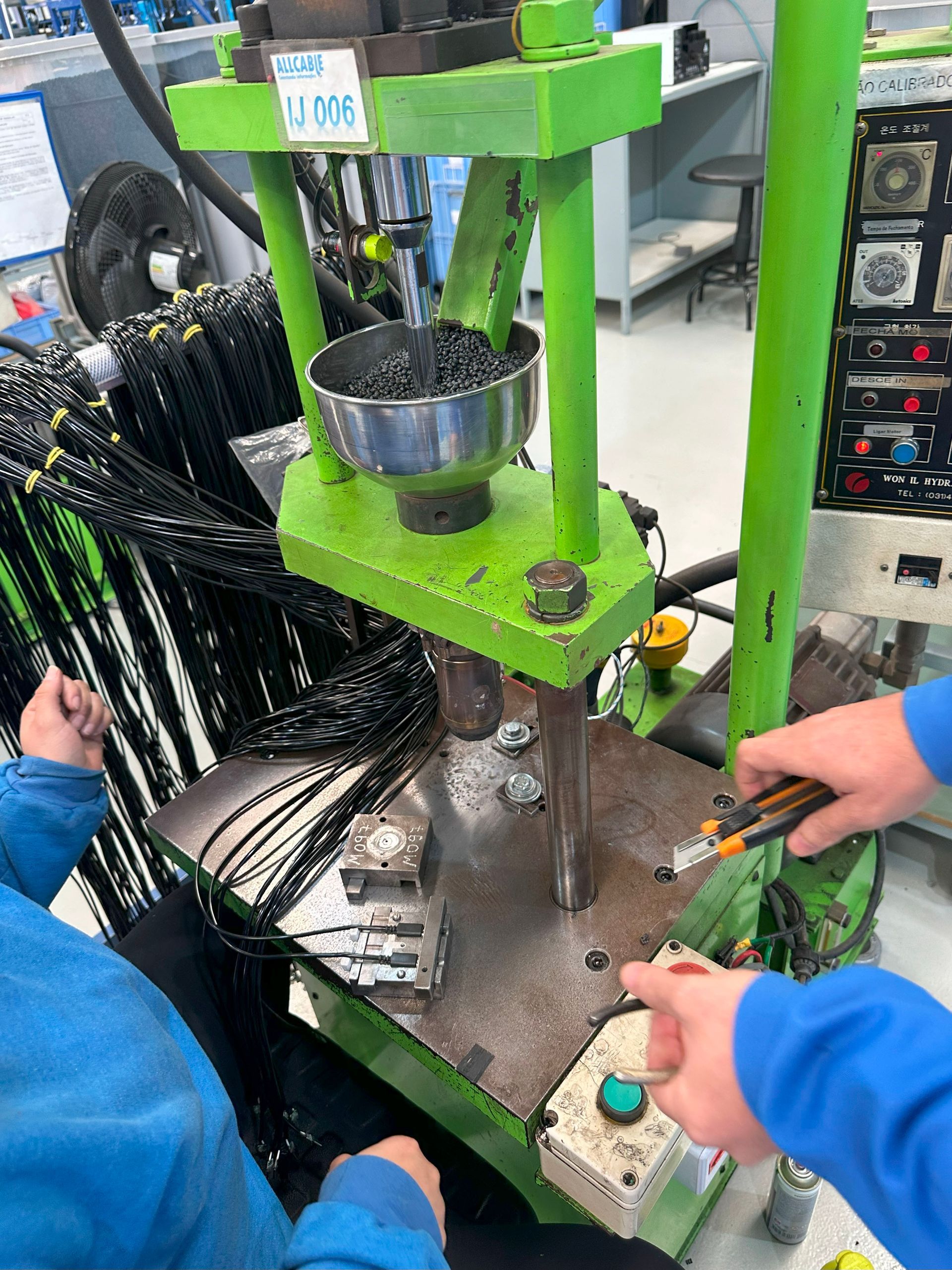 Fabricação de Cabo com plug injetado
