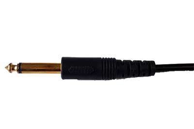 Conector de cabo de guitarra para áudio com ponta dourada.