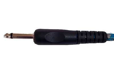 Um plugue de áudio preto e prateado de 1/4 de polegada em um cabo com padrão diferenciado.