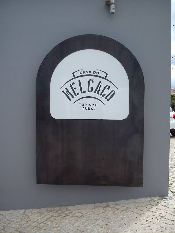 Placa em aço corten cortado a laser com iluminação