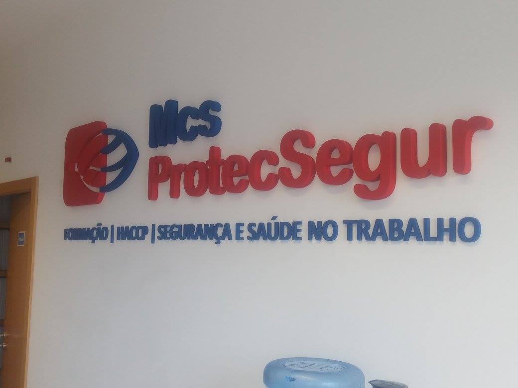 letras monobloco em pvc recortado em cnc pintado