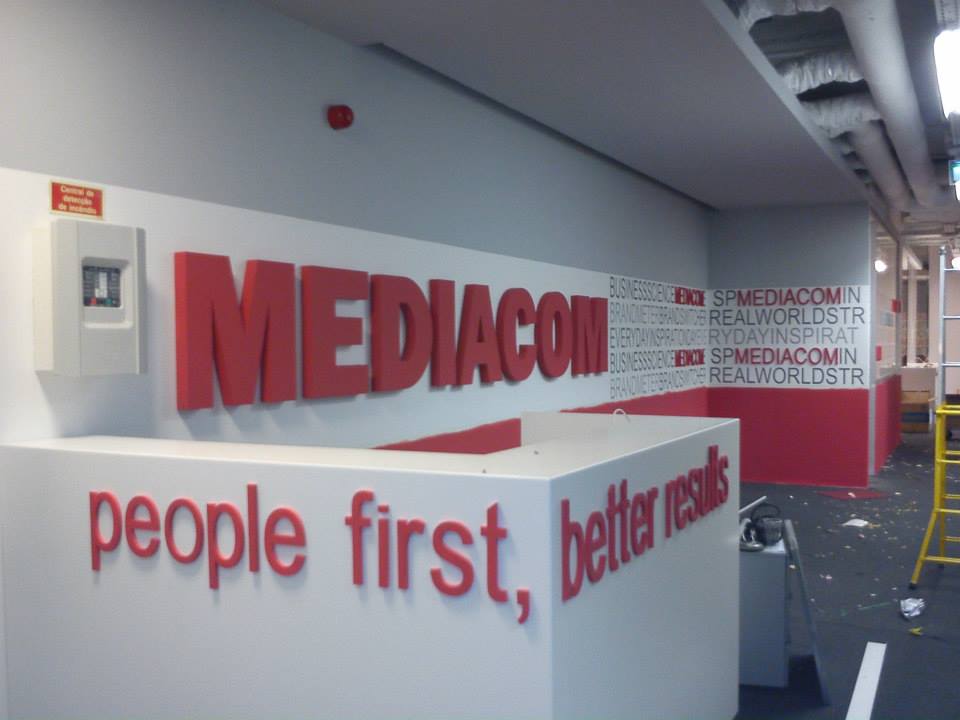 letras monobloco em pvc recortado em cnc pintado
