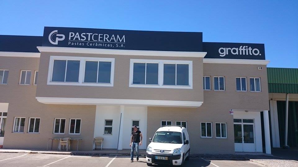 letras monobloco em pvc recortado em cnc pintado