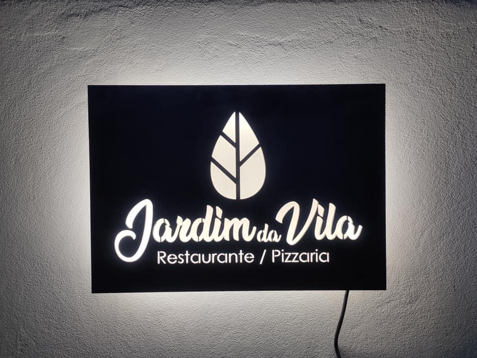 Placa em aço corten cortado a laser com iluminação