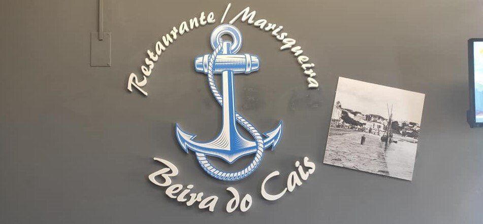 logotipo monobloco em pvc recortado em cnc pintado
