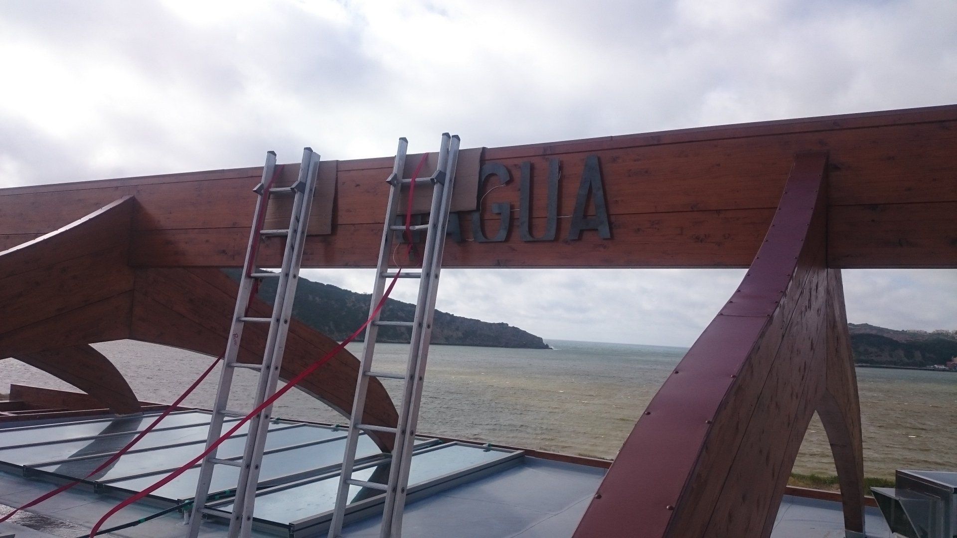 letras em aço corten recortadas a laser com iluminação posterior